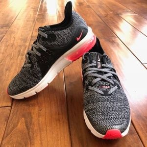 ONLY WORN TWICE! New women's air-max sneaker 7